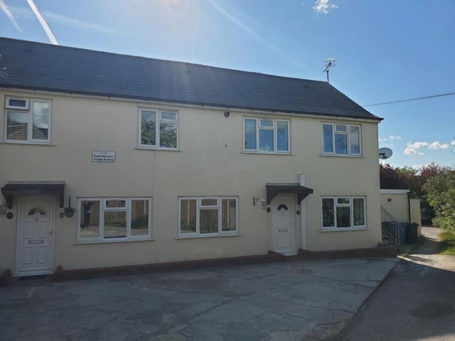 Central Windsor 2 Bedroom Flat With Free Parking Exterior foto