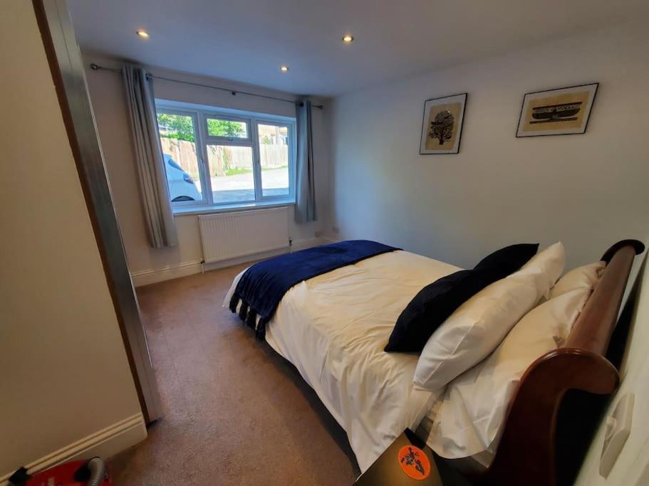 Central Windsor 2 Bedroom Flat With Free Parking Exterior foto